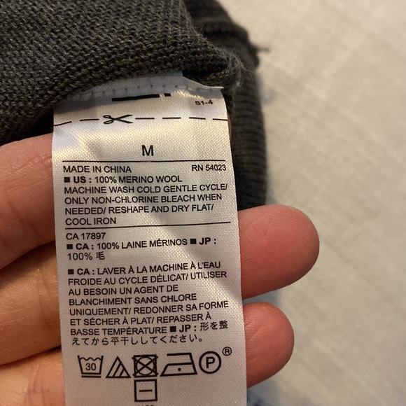 Banana Republic Merino Wool Men’s V Neck Sweater - Picture 4 of 4